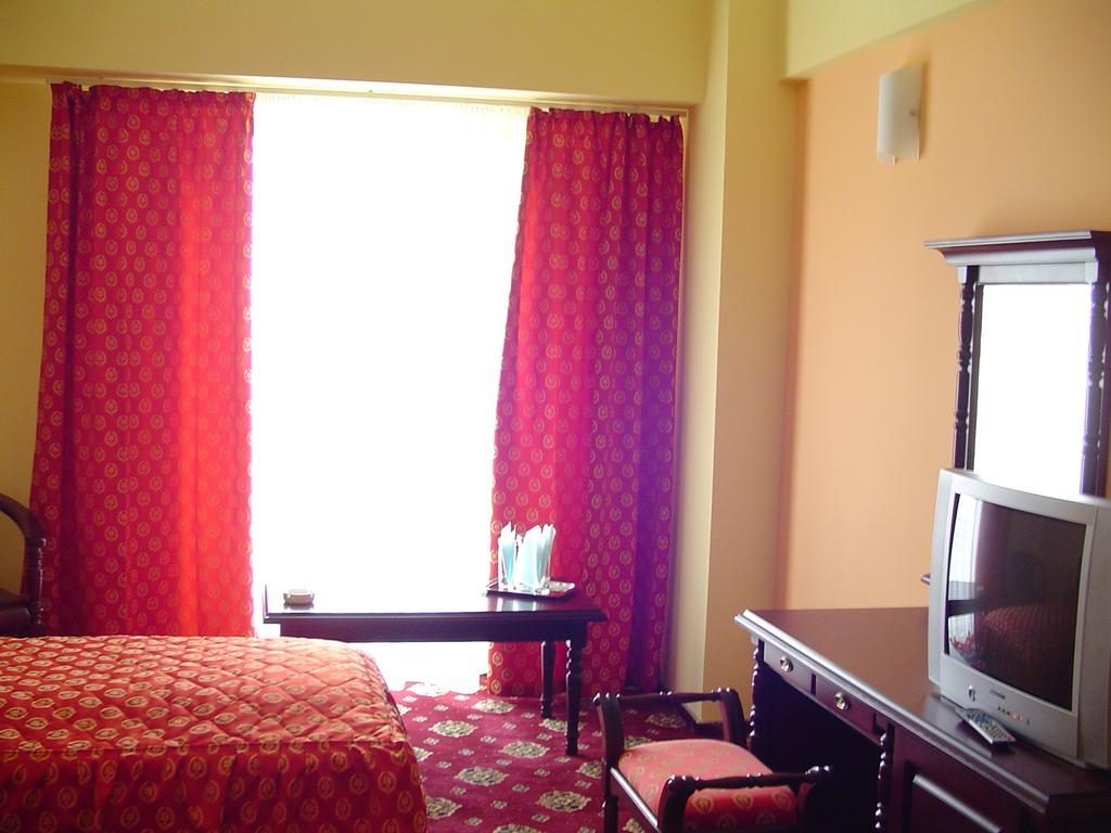 Hotel Europa Ploiesti Bagian luar foto